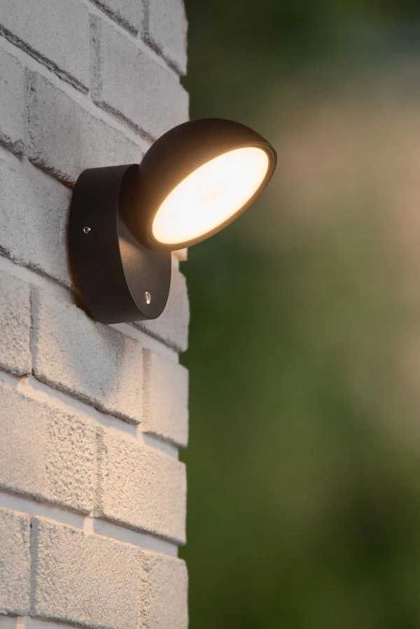 Lucide FINN - Lámpara de pared Dentro/Fuera - LED - 1x12W 3000K - IP54 - Sensor día/noche - Negro - SFEER 1